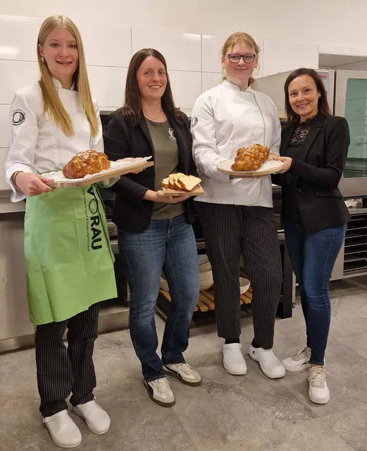 Direktorin Karoline Kolb (rechts) von der Fachschule Vorau freut sich gemeinsam mit ihren Schülerinnen und der Lehrerin über eine Goldene. | Foto: FS Vorau