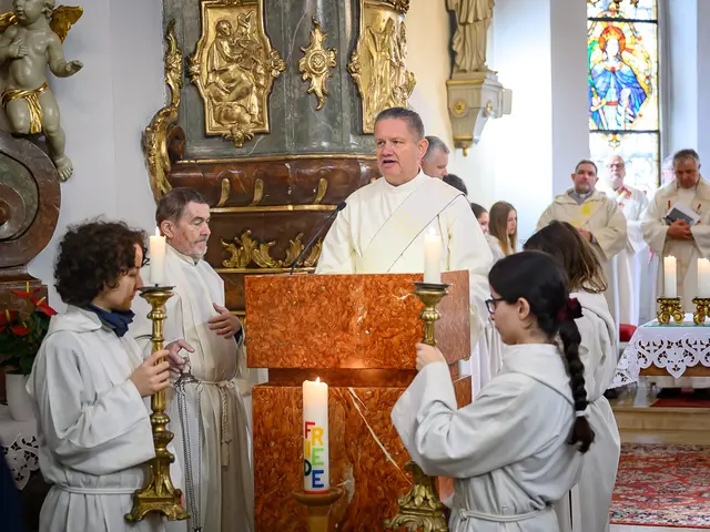 Erstmals verkündet der neue Diakon der Pfarre Altsimmering das Evangelium. | Foto: Bernhard Wieczorek