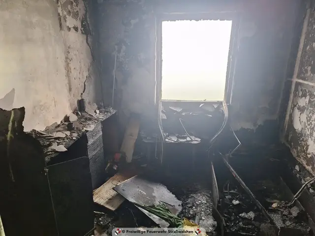 Das Feuer war im ersten Obergeschoss des Gebäudes ausgebrochen, die Brandursache ist derzeit nicht bekannt. | Foto: Jakob Hohmann