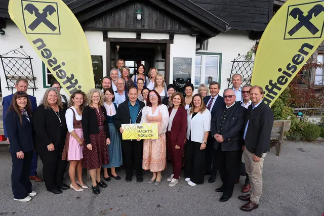 Würdigung für langjährige Mitarbeiter der Raiba-Familie. | Foto: Raiffeisenbank Region Wiener Alpen