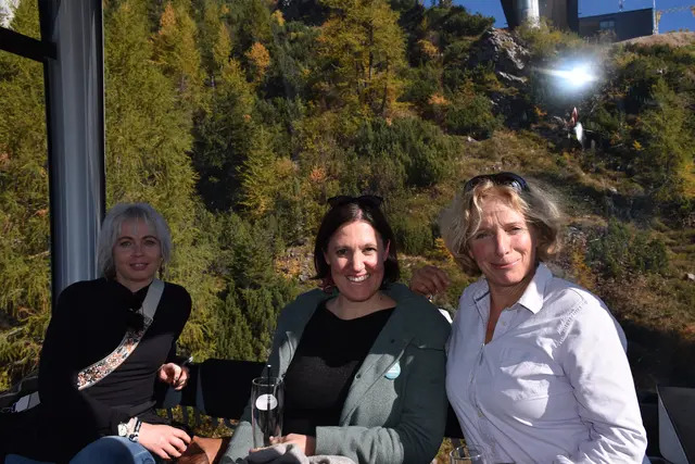 Sonja Simschitz, Corinna Enzi und Karin Tschabuschnig (v. l.) tauschten sich beim Gondelgespräch am Nassfeld über ihre Erfahrungen als Unternehmerinnen aus. | Foto: MeinBezirk/Stella Sabitzer