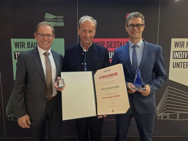 Bürgermeister Karl Buchinger, Josef Karl und der jetzige Direktor Erhard Maier. | Foto: HTL Andorf
