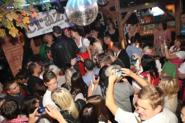 Los geht es am 23. und 24. Oktober mit Musik und attraktiven Getränkeaktionen.  | Foto: Crazy