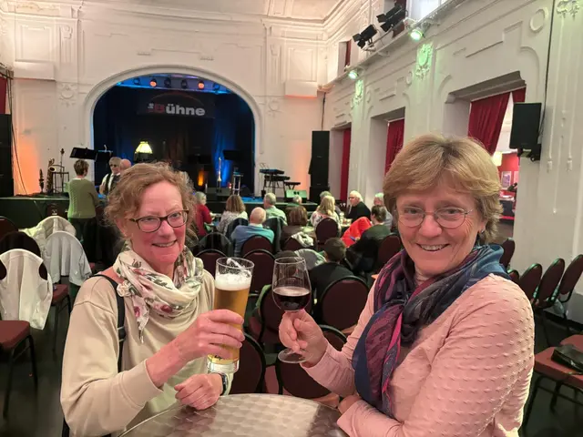 Annemarie aus Montreal stieß mit ihrer Freundin Nicole auf den Abend an.  | Foto: Bernd Dorner