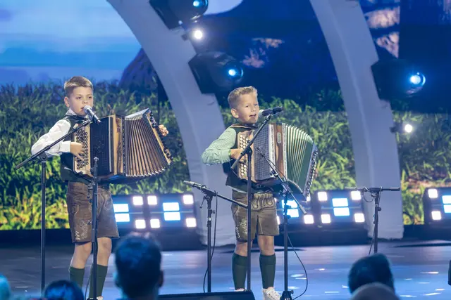 Für gute Unterhaltung sorgen auch die jungen Harmonika-Stars Alexander Pachatz und der vierfache Staatsmeister Lukas Deutschmann. | Foto: ORF/Regina Schöttl