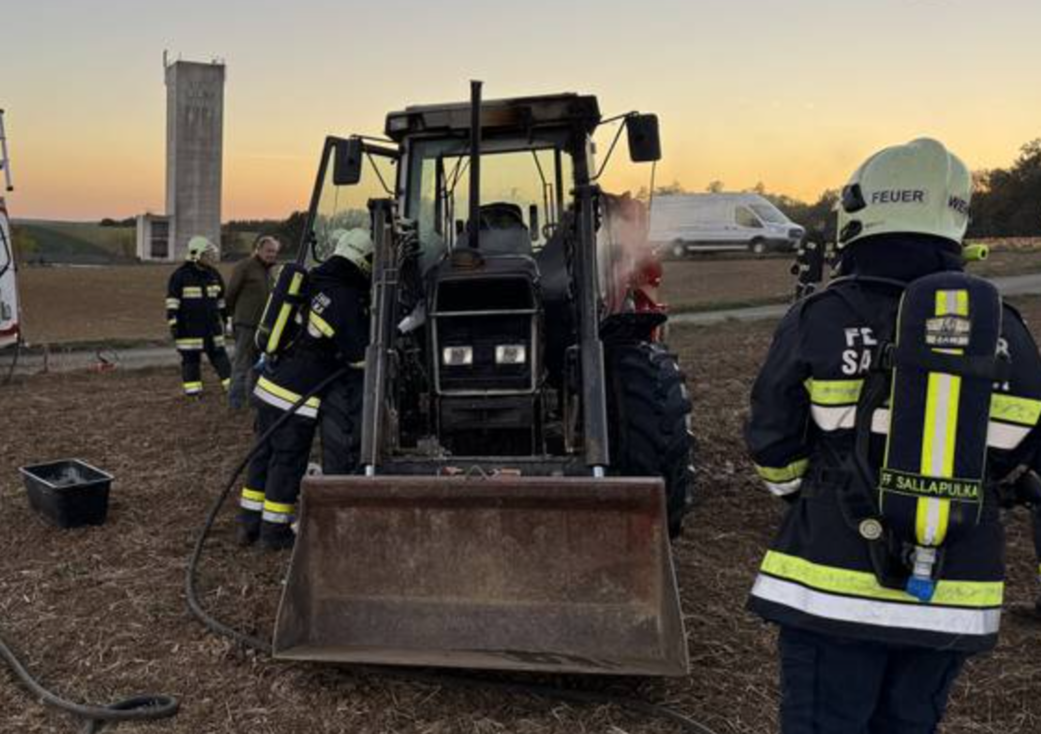 Fünf Feuerwehren bei Sallapulka im Einsatz: Traktor brannte auf einem ...