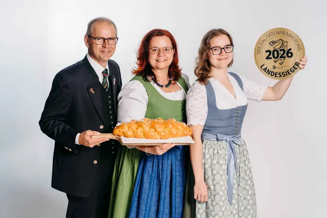 Monika und Bernhard Sommer freuen sich mit Tochter Anna über den Landessieg mit dem „Weizenstriezel“. | Foto: Kristoferitsch