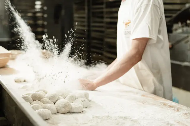 Feinste Handarbeit in der Hofbäckerei Edegger-Tax. Das schmecken die Kundinnen und Kunden. | Foto: Bernd Grosseck