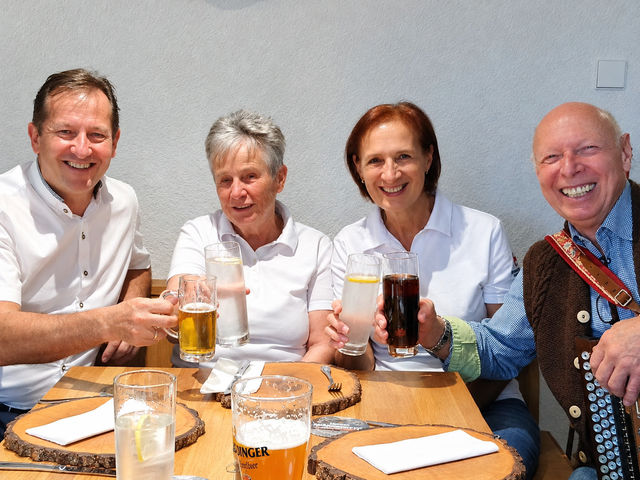 Jedes Jahr lädt Roßleithens Bürgermeister Kurt Pawluk (links) zum geselligen Miteinander in einem Gasthaus ein, diesmal in der Trattenbacher Genussstube in Spital am Pyhrn. | Foto: Pawluk