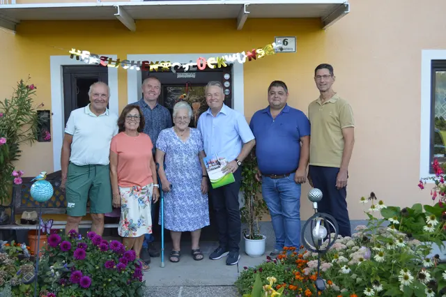 Tochter Erna und Schwiegersohn Peter Schwab, Gemeinderat Ludwig Kastinger, Jubilarin Maria Piringer, Bürgermeister Erich Priewasser, Gemeindevorstand Gerhard Schickbauer und Vizebürgermeister Ferdinand Bernhofer (v. l. n. r.).
 | Foto: Gemeinde Höhnhart