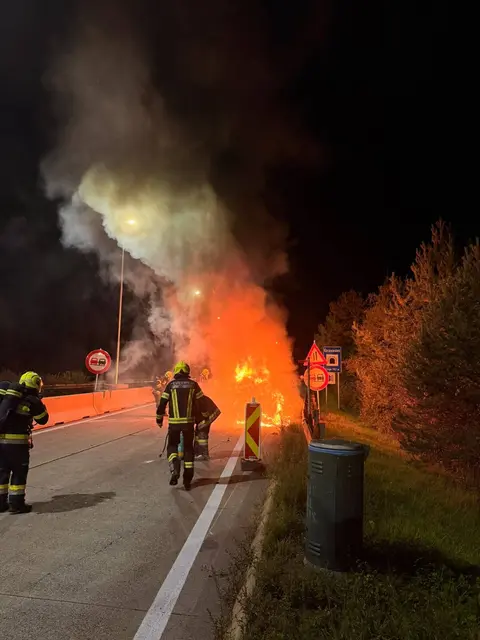 Neben den Feuerwehren Friessnitz Rosenbach, St. Jakob im Rosental und Rosegg standen auch die Polizei und der ASFINAG-Streckendienst im Einsatz. | Foto: Feuerwehr Friessnitz Rosenbach