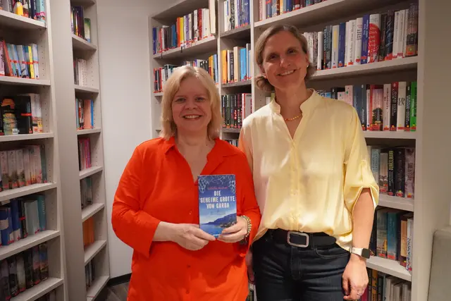 Nina Madl (r.) freute sich über den Besuch der Krimiautorin Isabella Archan in Axams. | Foto: AMG