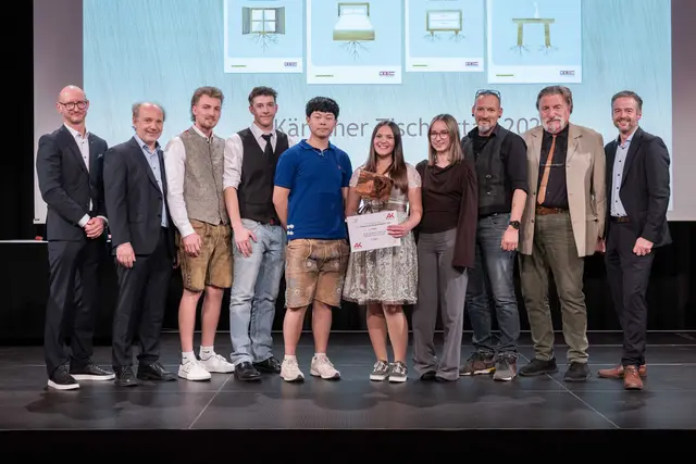 Janine Perchtold (mitte) gewann den Designpreis und wurde von WKK-Spartenobmann Peter Storfer (1.v.r.) und Innungsmeister Peter Preinig (2.v.l.) ausgezeichnet | Foto: PSB-MEDIA