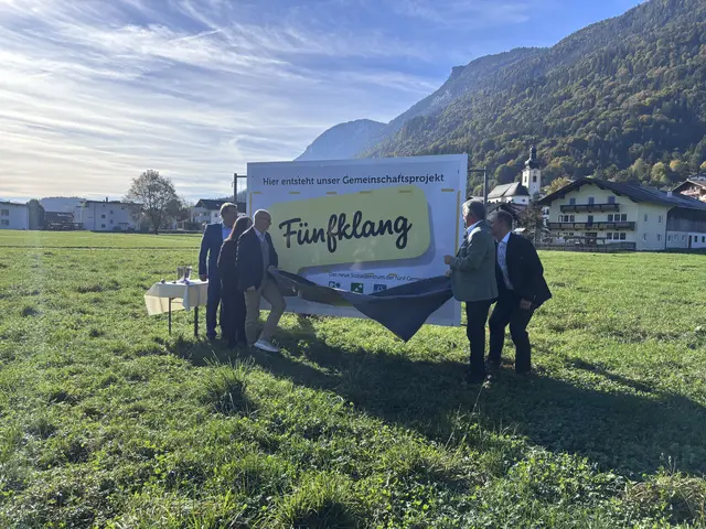 Die Bürgermeisterin sowie Bürgermeister der fünf Gemeinden enthüllen den neuen Namen für das künftige Altenheim in Langkampfen. | Foto: Barbara Fluckinger