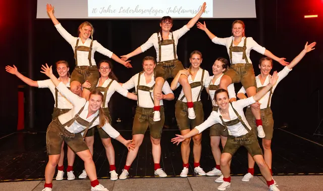 Zur Feier ihres zenjährigen Bestehens trat die Mädels-Plattlergruppe “Lederhosenfeger” mit ihrer Jubiläumsshow auf. | Foto: Gerhard Hütmeyer