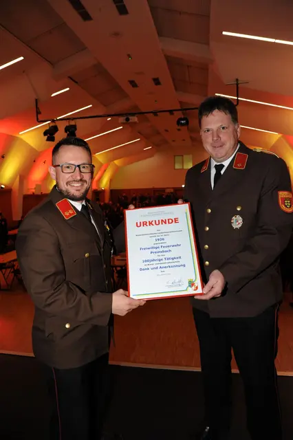 Kommandant Florian Tietze und Kommandant-Stellvertreter Chrsitan Schweighofer mit der 100-Jahr-Ehrungsurkunde der NÖ Landesregierung. | Foto: Wolfgang Zarl