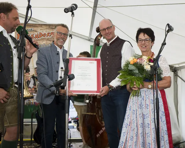 Günther Sorko überreichte eine Urkunde der Wirtschaftskammer.