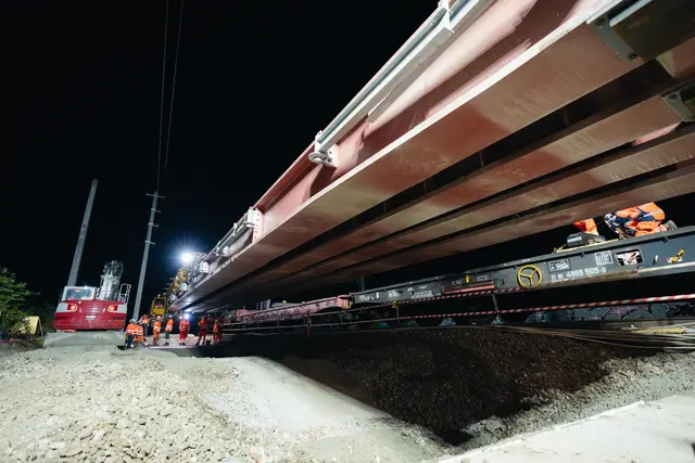 Eine rund 74 Tonnen schwere Hilfsbrücke wurde für die Verbindungsbahn eingehoben. | Foto: ÖBB/Lukas Leonte