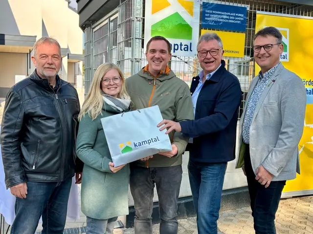 Johannes Ott, Bürgermeister Martin Falk und Abgeordneter Franz Linsbauer überreichten die Schlüssel. | Foto: Markus Kahrer