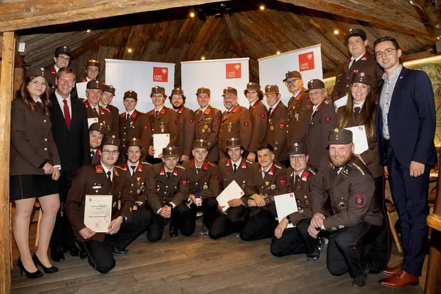 Für ihren unermüdlichen Einsatz erhielten die KameradInnen der Freiwilligen Feuerwehr Sölden die Erinnerungsmedaille für Katastropheneinsatz des Landes Tirol.