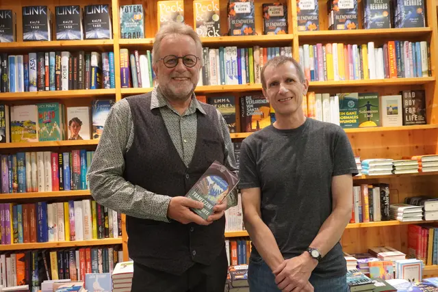 Johannes Steinbauer (r.) freute sich über den Besuch des Krimiautors Herbert Dutzler in Völs.  | Foto: AMG