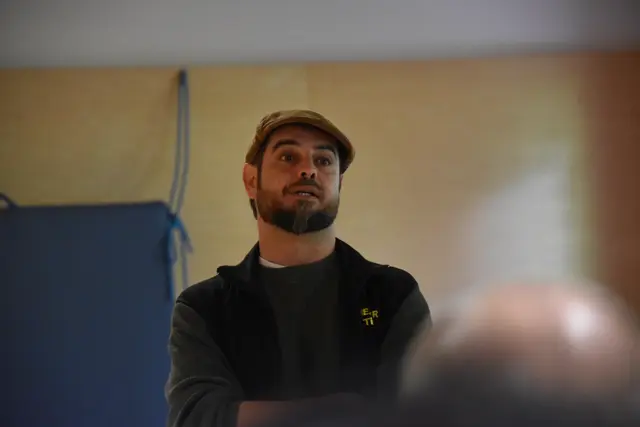 Roman Wegmann von Theater Tirol leitete den Workshop mit den Kindern.  | Foto: Haun
