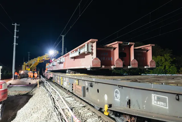 Die Hilfsbrücke wurde per Zug angeliefert. | Foto: ÖBB/Lukas Leonte
