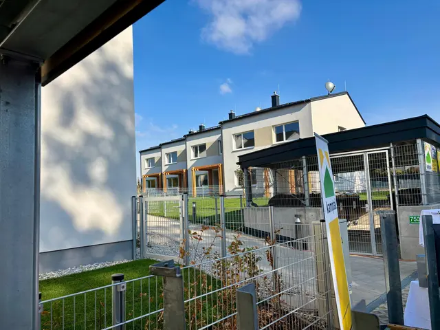 Die neun Reihenhäuser verteilen sich auf zwei getrennte Baukörper und bieten zwischen 103 und 114 Quadratmeter Wohnnutzfläche | Foto: Markus Kahrer