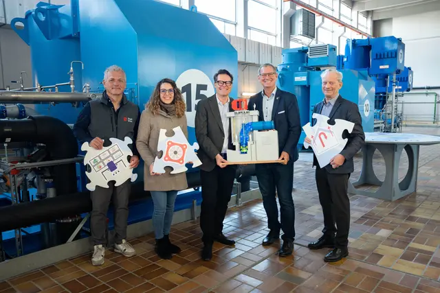 v. l. n. r.: Planungsleiter Felix Rupp, Bezirksvorsteher-Stellvertreterin Melanie Poukar-Neppach (Donaustadt, SPÖ), Stadtrat Jürgen Czernohorszky (SPÖ), Bezirksvorsteher Georg Papai (Floridsdorf, SPÖ), und Wien Kanal-Chef Andreas Illmer mit der neuen Pumpe beim Pumpwerk Donauinsel. | Foto: Sade Jerabek/Meinbezirk