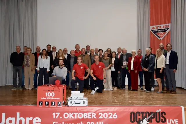 100 Jahre ATUS Rosenau: Die geehrten Mitglieder gemeinsam mit Obmann Gerald Poiß und den Ehrengästen bei der Festsitzung in der Festhalle Rosenau. | Foto: Desiree Haselsteiner