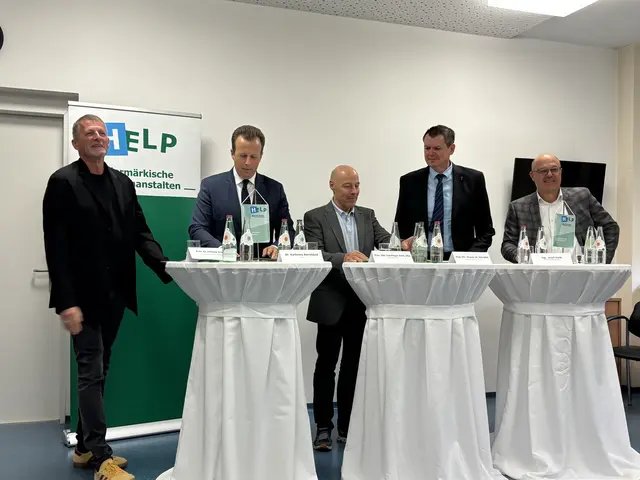 Prim. Othmar Grabner, Karlheinz Kornhäusl, der neue KAGes-Vorsitzende Prim. Erich Schaflinger, KAGes-Vorstand für Finanzen und Technik Ulf Drabek und Josef Harb, Vorsitzender des Landesstellenausschusses der ÖGK. | Foto: MeinBezirk/Waltraud Fischer