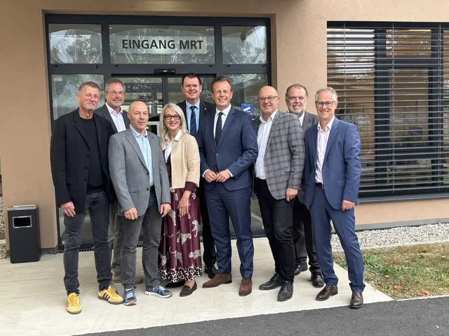 Prim. Othmar Grabner, Betriebsdirektor Robert Graf-Stelzl, Vorstandsvorsitzende der KAGes Prim. Erich Schaflinger, Betriebsdirektorin Monika Pisleritsch, KAGes-Vorstand für Finanzen und Technik Ulf Drabek, Gesundheitslandesrat Karlheinz Kornhäusl, Josef Harb, Andreas Hebenstreit und Walter Hannes Schiffmann | Foto: MeinBezirk/Waltraud Fischer