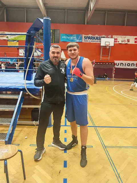 Betreuer Gökhan Icke mit Boxer Nico Ronaldo. | Foto: Boxclub Braunau