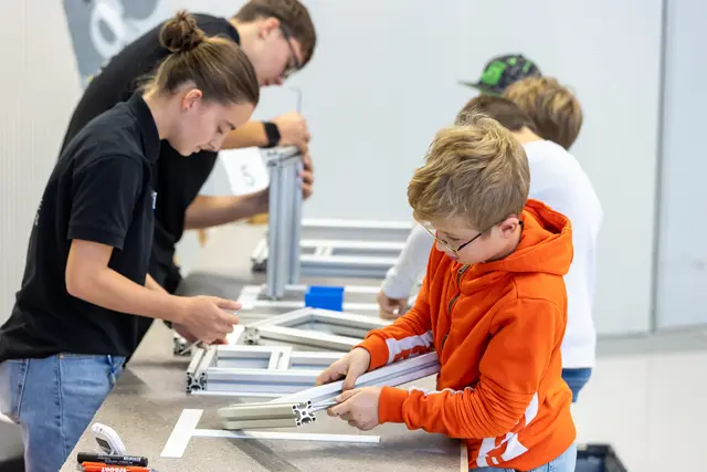 Im Bezirk Ried durften die Kinder in die Bereiche Metall- und Maschinenbau eintauchen. | Foto: IV OÖ/Roland Pelzl, Tatiana Böcksteiner