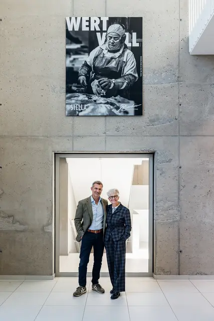 Norbert Marcher, Geschäftsführer der Marcher Fleischwerke mit Inge Prader, Fotografin. | Foto: Marcher Fleischwerke / qSTALL / Eva Kügerl