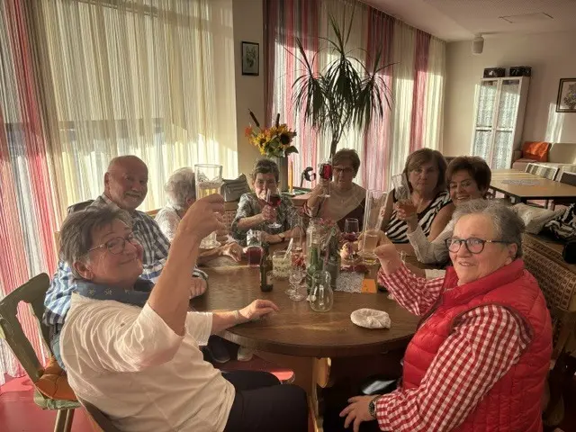 Die Veranstaltung war geprägt von guter Laune, herzlichen Begegnungen und einem lebendigen Miteinander. | Foto: Ursula Pfisterer