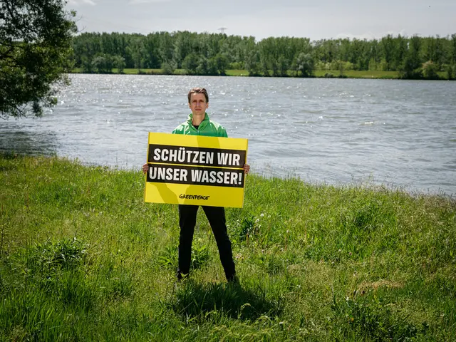 Wasserexperte Sebastian Theissing-Matei betont: "Sollten Schnee und Regen auch diesen Winter großflächig ausbleiben, droht eine echte Krise für unseren Wasserschatz". | Foto: Greenpeace/Mitja Kobal