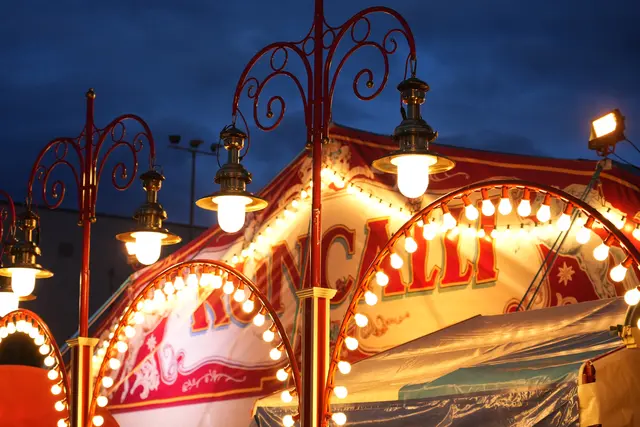 Atmosphärisch beleuchtet: der Circus Roncalli. | Foto: MeinBezirk/Valentin Grave