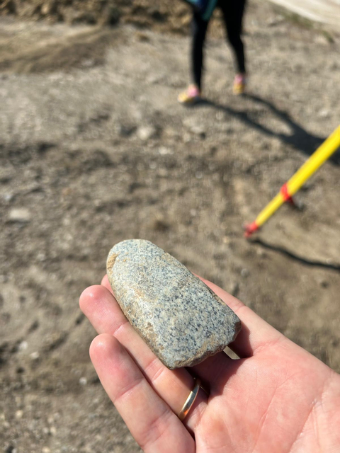 Bei den Bauarbeiten zum Westring wurde ein jungsteinzeitlicher Faustkeil entdeckt. | Foto: Asfinag