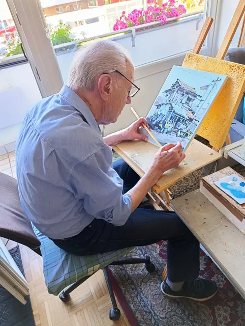 Der Hobbykünstler Arnold Rauchnagl aus Ostermiething hat der Salzburger Kinderkrebshilfe seine gesamte Bildersammlung übergeben. | Foto: Salzburger Kinderkrebshilfe 