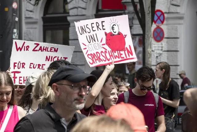 Nicht zum ersten Mal wird demonstriert, der Widerstand gegen ein mutmaßlich zu kleines Uni-Budget ist gleich alt wie die Budgetdebatte an sich. Hier eine Aufnahme aus dem Mai. | Foto: APA-Images / Weingartner-Foto