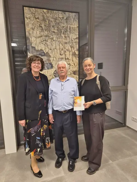 Peter R. Fischer mit Monika Hubmann (li) und Andrea Schreiner von der RAIBA Gratwein-Hitzendorf bei der Vernissage. | Foto: privat