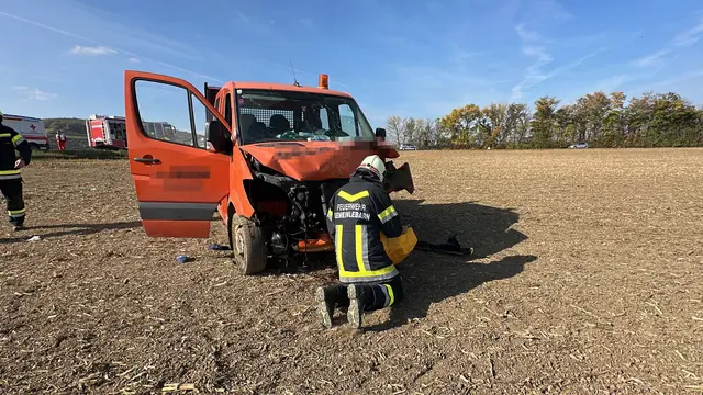 Beide Fahrzeuge wurden durch die Wucht des Zusammenstoßes von der B43 geschleudert und kamen auf einem angrenzenden Acker zum Stillstand. | Foto: Doku-NÖ