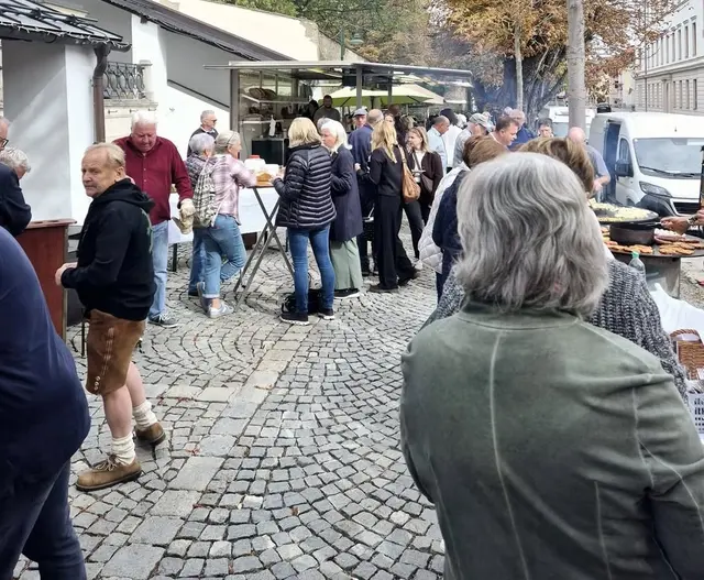 Viele Besucherinnen und Besucher genossen die herbstliche Stimmung. | Foto: Stadtgemeinde Hartberg