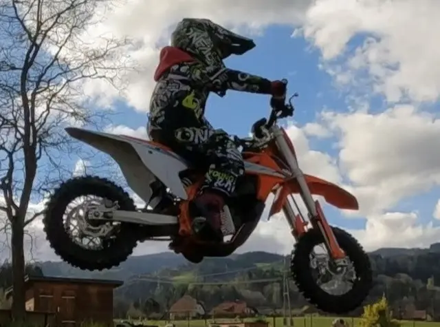 Emma Leopold ist sieben Jahre alt und bereits mit großer Begeisterung bei verschiedenen Sportarten dabei. Auch Motocross gehört zu ihren sportlichen Leidenschaften. | Foto: Privat