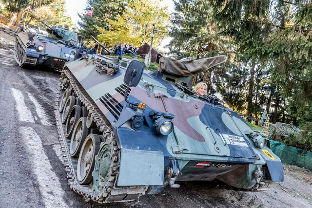 Nationalfeiertags-Paraden mit Panzern und Radfahrzeugen im Bunkerareal  | Foto: Bunkermuseum Wurzenpass