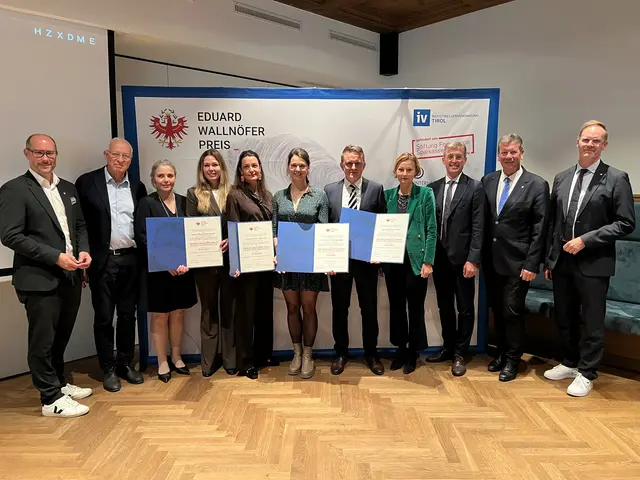 v. l. n. r.: Landesrat Mario Gerber, Stiftungsvorstand Oswald Mayr, Stiftungsvorständin Maria Wallnöfer, Preisträgerin Julia Hofmann, Preisträgerin Theresa Hautz, Preisträgerin Christina Bogensperger, Doktorvater und Stellverteter des Preisträgers Valentin Wett, Andreas Steinmayr, Gabriele Crepaz, Mitglied des Verwaltungsrates der Stiftung Südtiroler Sparkasse, Alexander Rieper, Präsident des Unternehmerverbands Südtirol, Landtagspräsident Jakob Wolf und IV-Tirol-Geschäftsführer Michael Mairhofer | Foto: IV Tirol / Schreier