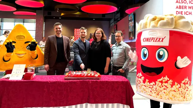Zum Geburtstagsjubiläum gehörte natürlich auch eine Torte. Am Foto: Florian Vorraber (Head of Marketing &amp; Sales Cineplexx), GR Simon Riedl, Carina Mörth-Pilko (Marketing Cineplexx) und Michael Krokos (Betriebsleiter Cineplexx Graz) (v. l.) | Foto: Cineplexx Graz