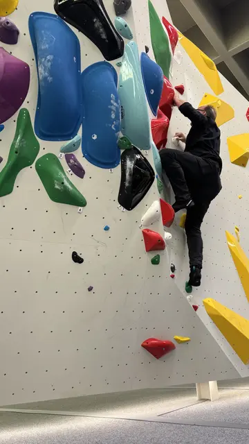 Diözesanbschoff Hermann Glettler auf der Boulderwand. | Foto: MeinBezirk/Pali