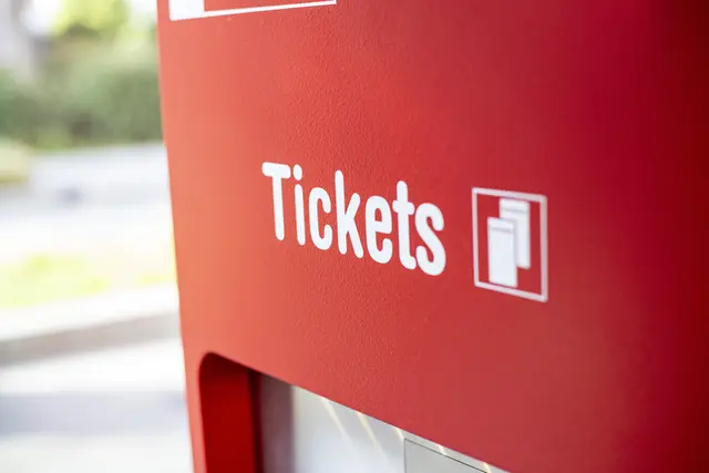 Eine erneute Preisanpassung bei den Wiener Linien war bereits angekündigt. Nun berichtet der "Standard" über erste Details: Die Jahreskarte etwa soll ab 2027 rund 483 Euro kosten. | Foto: APA-Images / Tobias Steinmaurer